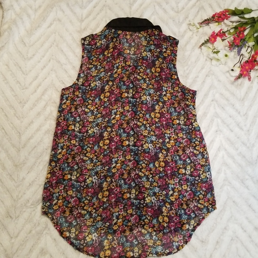 Sheer Sleeveless Floral Button Up Blouse - Picture 3 of 3